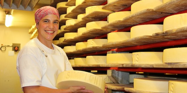 Milchtechnologin Liliane Arnold aus Simplon-Dorf. 