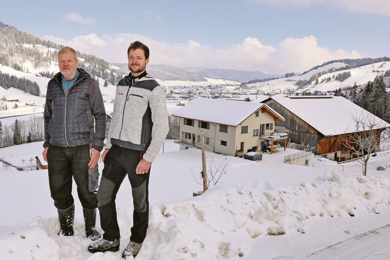 Martin und Sohn Lukas Grab sorgen sich um die Folgen der geplanten Starkstromleitung neben ihrem Haus und Stall. (Bild Reto Betschart)