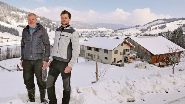 Martin und Sohn Lukas Grab sorgen sich um die Folgen der geplanten Starkstromleitung neben ihrem Haus und Stall. (Bild Reto Betschart)