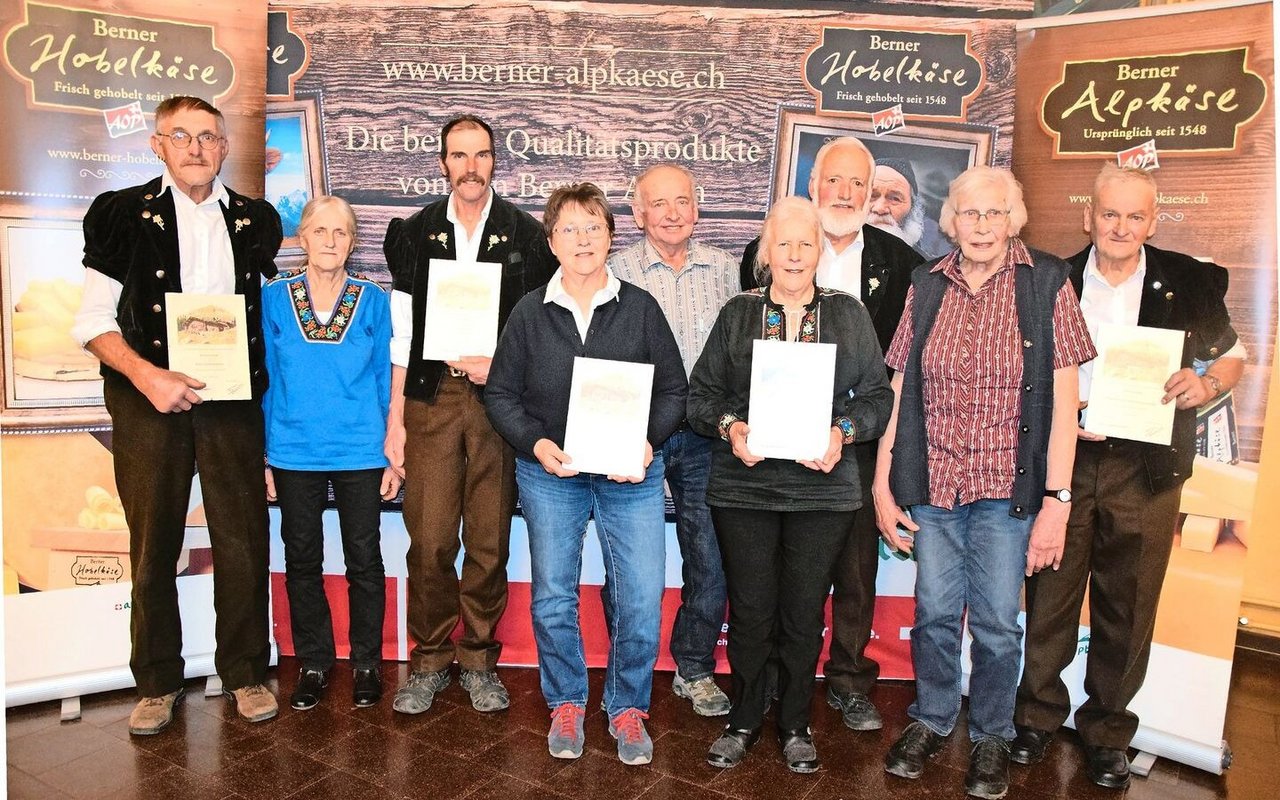 Auch sie wurden geehrt (v. l. n. r.): Hans und Ruth Buchs, Albin Siegfried, Franziska und Martin Zurbrügg-Schläppi, Lydia und Walter Kurzen, Rosmarie und Hansueli Siegenthaler.