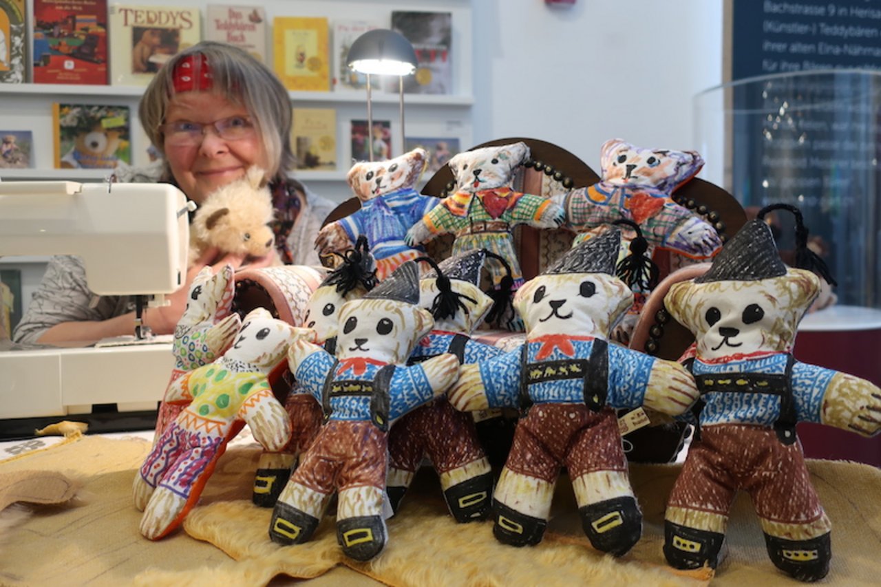In ihrer Bärenwerkstatt will Erika Ressl Gross und Klein mit dem Bärenvirus anstecken.
