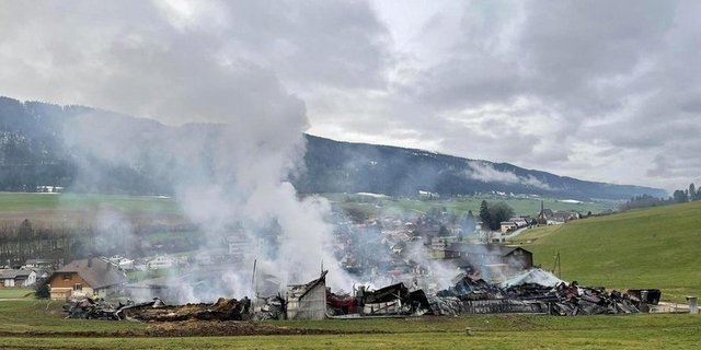 Die Überreste des Bauernhauses nach dem verheerenden Brand in Cortébert. (Bild change.org)