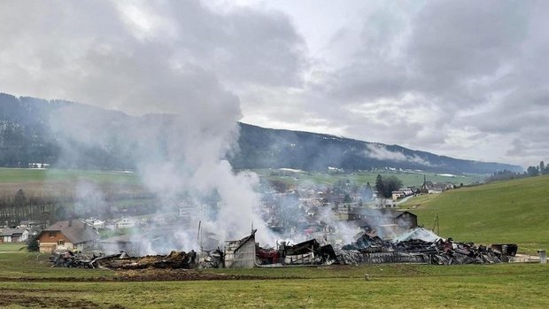 Die Überreste des Bauernhauses nach dem verheerenden Brand in Cortébert. (Bild change.org)