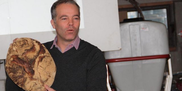 Alexander Reinhard mit dem "Haudäge", eines der 100%-Brote. (Bild aw)