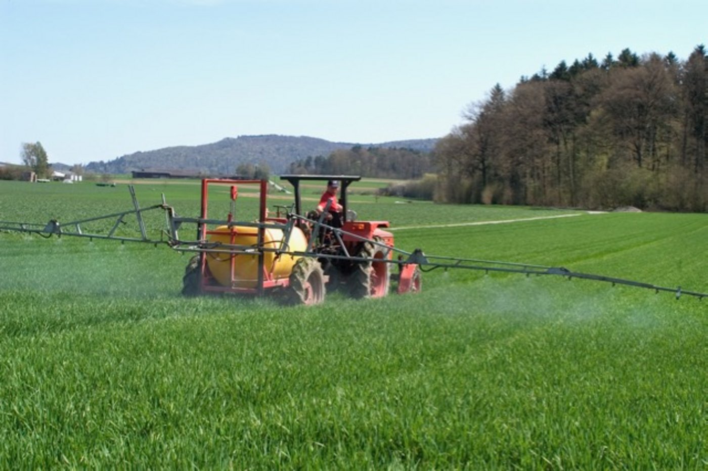 Durch gezielte Auswahl von Pflanzenschutz-Wirkstoffen lassen sich Risiken und Umweltwirkungen stark senken. (Bild Gabriela Brändle, Agroscope).