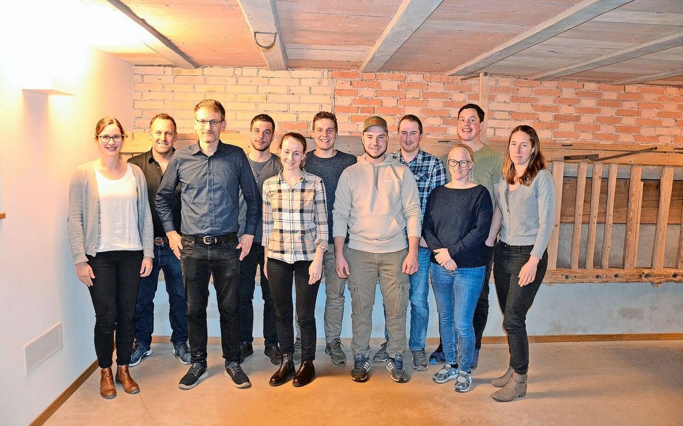 Der Vorstand der Berner Junglandwirte mit Gastgeber Felix Neuenschwander (Zweiter von links) und Refernt Simon Lanz (Dritter von Links)