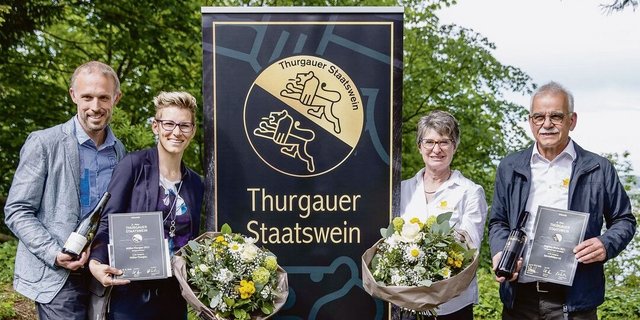Michael und Nicole Burkhart (links) sowie Sonja Holenweger und Markus Frei präsentieren die beiden Siegerweine.