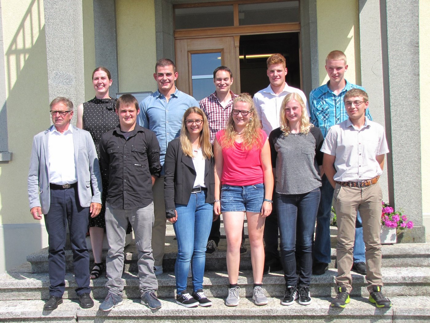 Isidor Baumann, Präsident der Stiftung Aviforum, und Erika Bigler, Leiterin Ausbildung, posieren zusammen mit den Diplomierten Manuel Schär, Andreas Döbeli, Romina Waldvogel, Daniel Christen, Jaqueline Wirz, Marcel Baumann, Stephanie Kunz, Joas Rindlisbacher und Oliver Münger (von links nach rechts, Bild zVg).