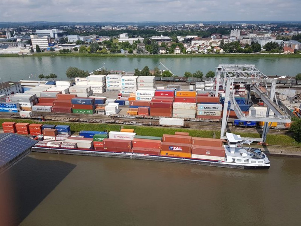 Schiffe und Frachtcontainer im Basler Rheinhafen. (Bild lid)