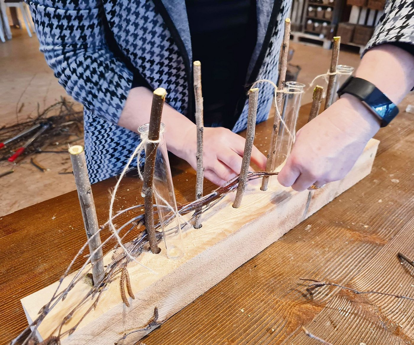 Äste und Zweige einflechten.