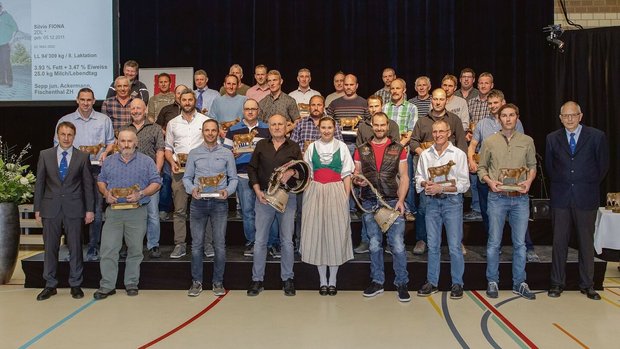 Geehrte 125 000er-Zü Geehrte 125 000er-Züchter an der 125. DV mit Braunvieh-Präsident Reto Grünenfelder (links) und Direktor Lucas Casanova.