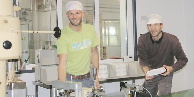 Produktionsleiter Niculin Josty (links) und Geschäftsführer Marco Schwab sind ein eingespieltes Team. Wo nötig, sind sie sofort zur Stelle und legen Hand an.  (Bild/Andrea Wyss)