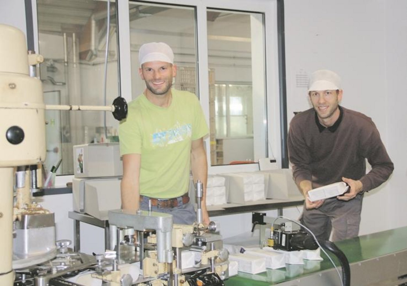Produktionsleiter Niculin Josty (links) und Geschäftsführer Marco Schwab sind ein eingespieltes Team. Wo nötig, sind sie sofort zur Stelle und legen Hand an.  (Bild/Andrea Wyss)