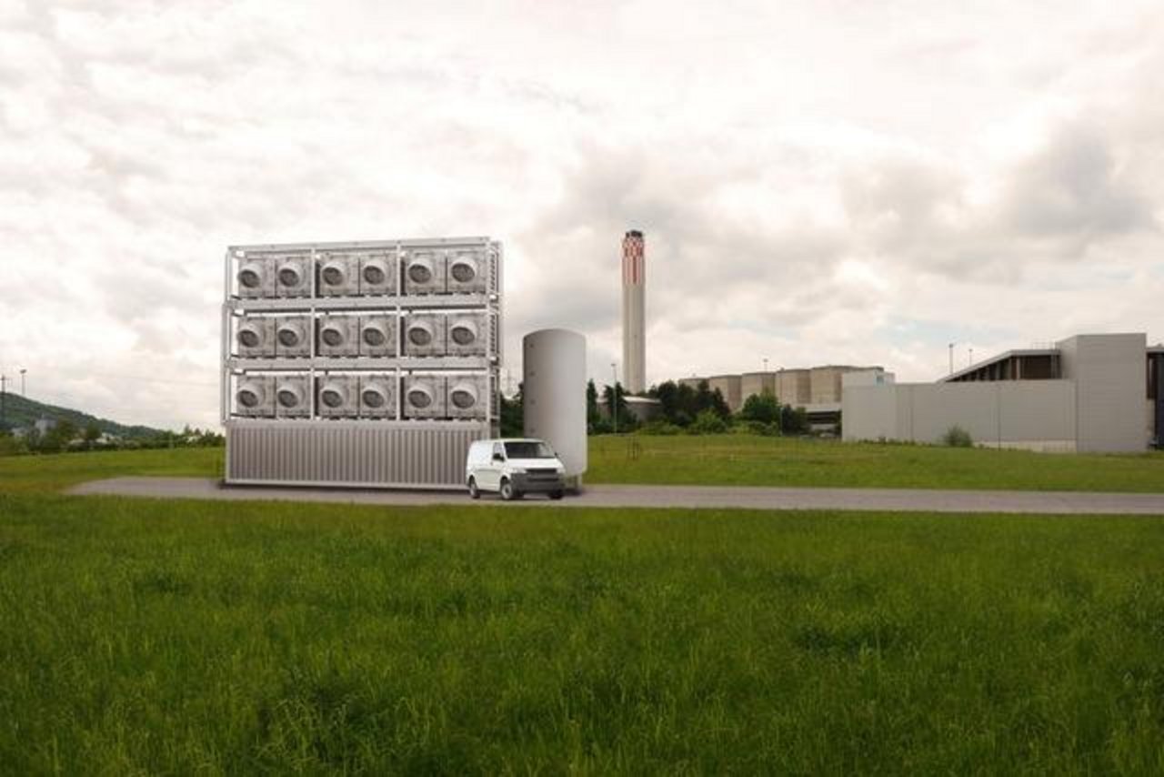 Die Anlage bezieht von der Müllverwertung des Zweckverbands Kehrichtverwertung Zürcher Oberland KEZO in Hinwil ZH Strom und Wärme. (Bild: Climeworks AG)