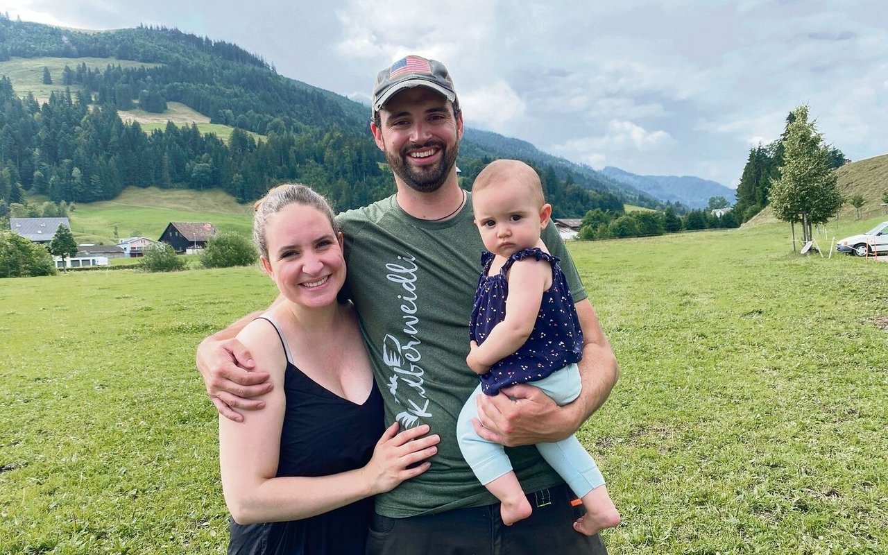 Gemeinsame Heimat in der Schweiz: Laura und Philip Reed und ihre acht Monate alte Tochter Myka. Das Paar hat sich in Griechenland kennengelernt. 