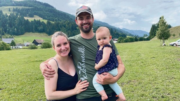 Gemeinsame Heimat in Gemeinsame Heimat in der Schweiz: Laura und Philip Reed und ihre acht Monate alte Tochter Myka. Das Paar hat sich in Griechenland kennengelernt.