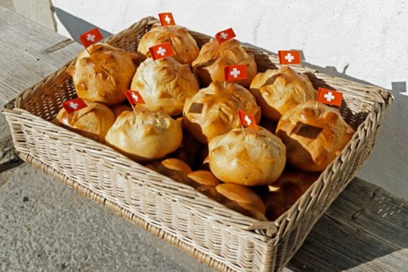 Bem 1.-August-Brunch im Freilichtmuseum Ballenberg sind sogar die Brötchen stimmungsvoll dekoriert. (Bild zVg)