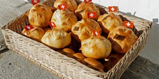 Bem 1.-August-Brunch im Freilichtmuseum Ballenberg sind sogar die Brötchen stimmungsvoll dekoriert. (Bild zVg)
