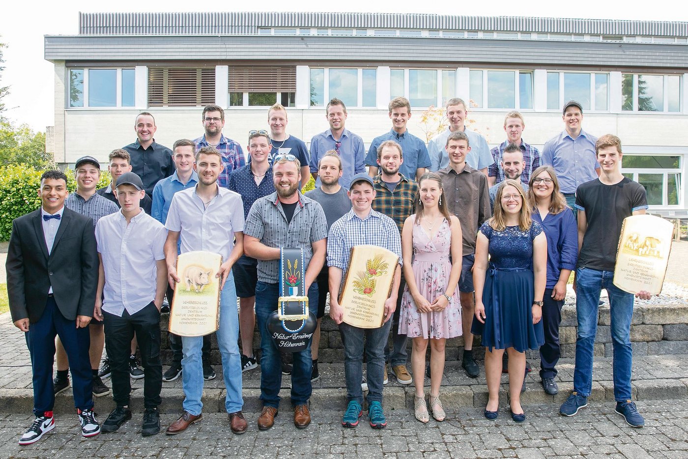 Die Abschlussklasse H-LW3a. Mittendrin Stefan Ambühl mit seiner Auszeichnung, der Glocke, für die beste Abschlussnote. (Bild Natalie Boo)