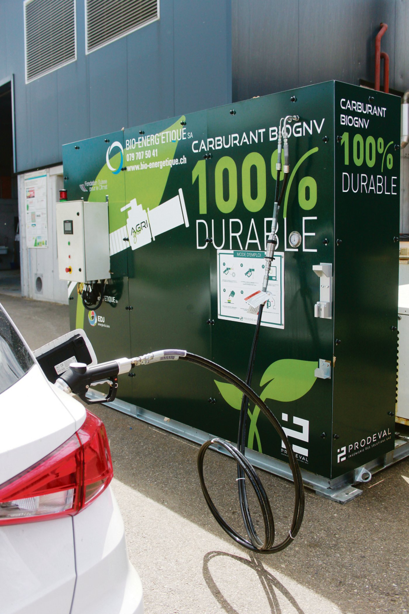 Das Auftanken mit Biomethan dauert gleich lange wie mit Benzin oder Diesel. Eine spezielle Gas-Zapfpistole ist notwendig.