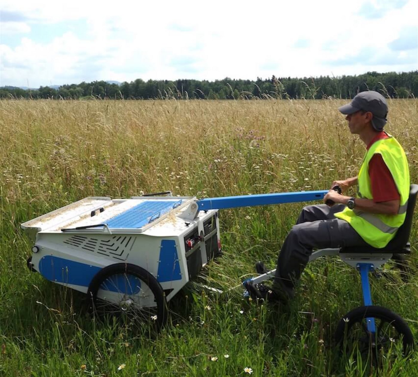 Für das Sammeln von Wiesensamen kommt der eBeetle, eine Art Staubsauger für Saatgut zum Einsatz.