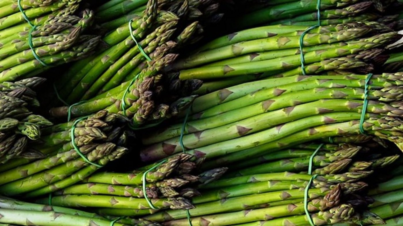 Schweizer Spargeln sind in den Länden noch rar. (Bild BauZ)