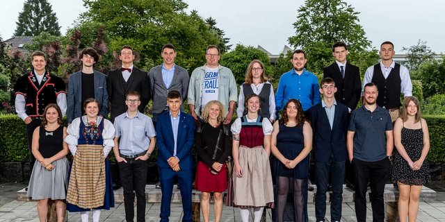 Die neuen Milchtechnolog(innen) EFZ und Milchpraktiker(innen) EBA. (Bild BBZN Sursee)