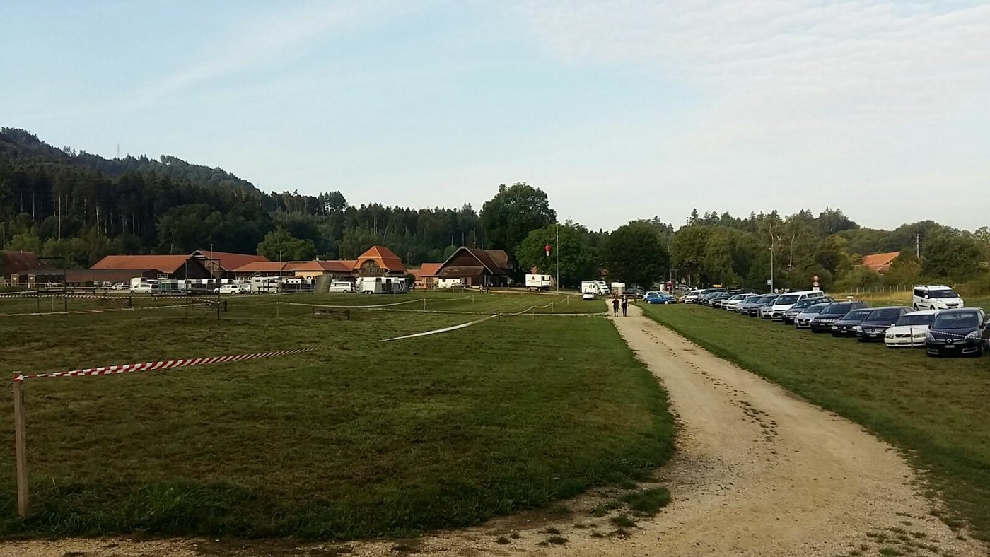 Der Parkplatz füllt sich.