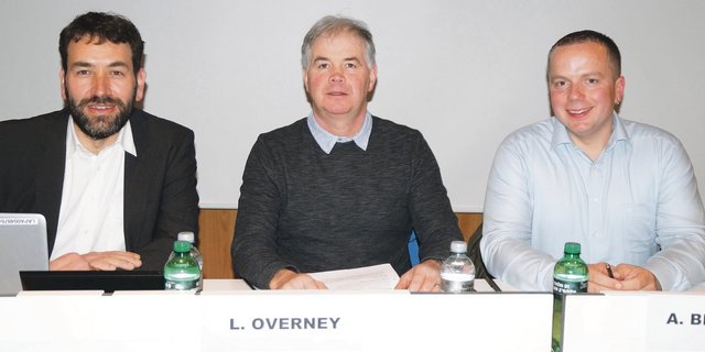 Fipo-Geschäftsführer Olivier Dorthe, Präsident Laurent Overney und Vizepräsident Adrian Brügger (v. l. n. r.) sind zufrieden. Saubere Selbstdeklarationen der Landwirte führten zu vereinfachten Kontrollen, wie ein ein Testlauf zeigte. (Bild Josef Jungo)