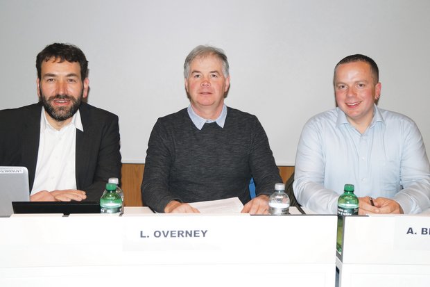 Der Kanton Freiburg macht bei den Kontrollen des Gewässerschutzes vorwärts Fipo-Geschäftsführer Olivier Dorthe, Präsident Laurent Overney und Vizepräsident Adrian Brügger (v. l. n. r.) sind zufrieden. Saubere Selbstdeklarationen der Landwirte führten zu vereinfachten Kontrollen, wie ein ein Testlauf zeigte. (Bild Josef Jungo)