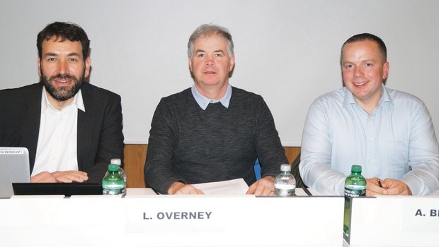Der Kanton Freiburg macht bei den Kontrollen des Gewässerschutzes vorwärts Fipo-Geschäftsführer Olivier Dorthe, Präsident Laurent Overney und Vizepräsident Adrian Brügger (v. l. n. r.) sind zufrieden. Saubere Selbstdeklarationen der Landwirte führten zu vereinfachten Kontrollen, wie ein ein Testlauf zeigte. (Bild Josef Jungo)