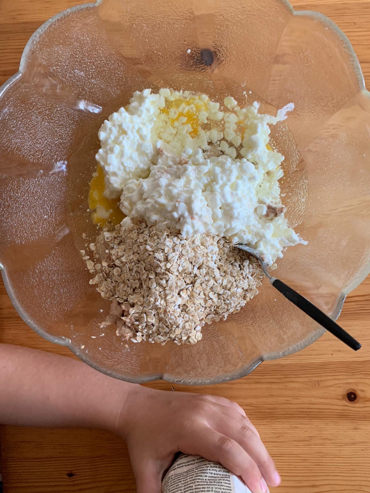 Alle Zutaten werden gemischt. Die Zubereitung der Hundekekse macht auch mit Kindern grossen Spass. (Bild Lisa McKenna)