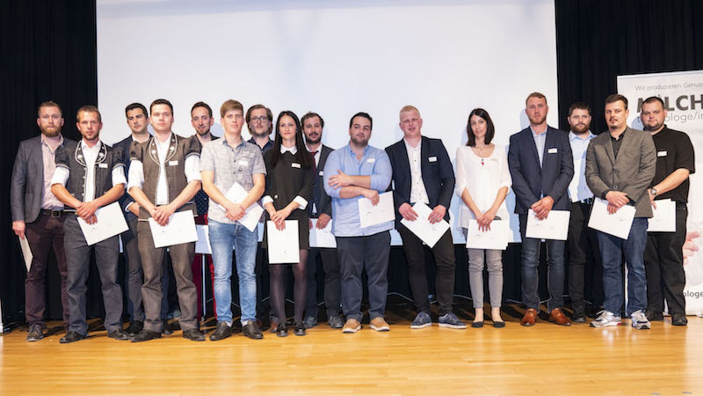 "Ein diplomierter Milchtechnologe ist gerüstet für eine Kaderstelle in der Industrie bzw. im Gewerbe oder dafür, einen eigenen Betrieb zu führen – sei es fachlich oder auch betriebswirtschaftlich. Diesen hochqualifizierten Fachkräften stehen Tür und Tor in unserer Branche offen», sagte Thomas Arnold, Präsident des Schweizerischen Milchwirtschaftlichen Vereins SMV. (Bild zVg)