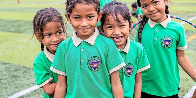 Bessere Zukunftsaussichten für Kinder in Kambodscha dank des Schweizer Hilfswerkes Smiling Gecko. Die Schule bietet neben Bildung auch eine medizinische Grundversorgung, einen Sozialdienst und Mahlzeiten.