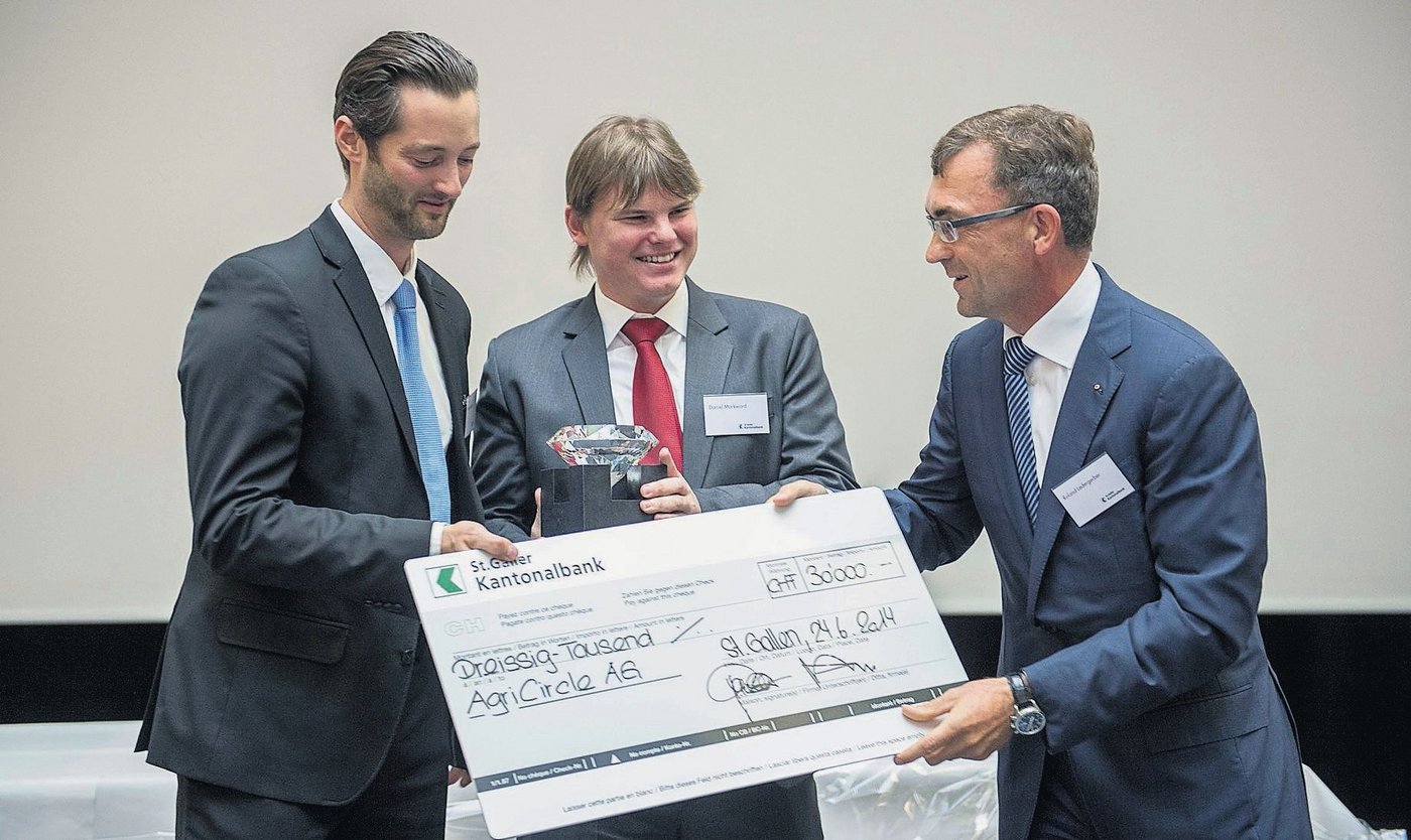 Die beiden Gründer des Online-Portals für die Landwirtschaft (v. l.) Peter Fröhlich und Daniel Markward nehmen Trophäe und Scheck von SGKB-CEO Roland Ledergerber entgegen. (Bild: Urs Jaudas