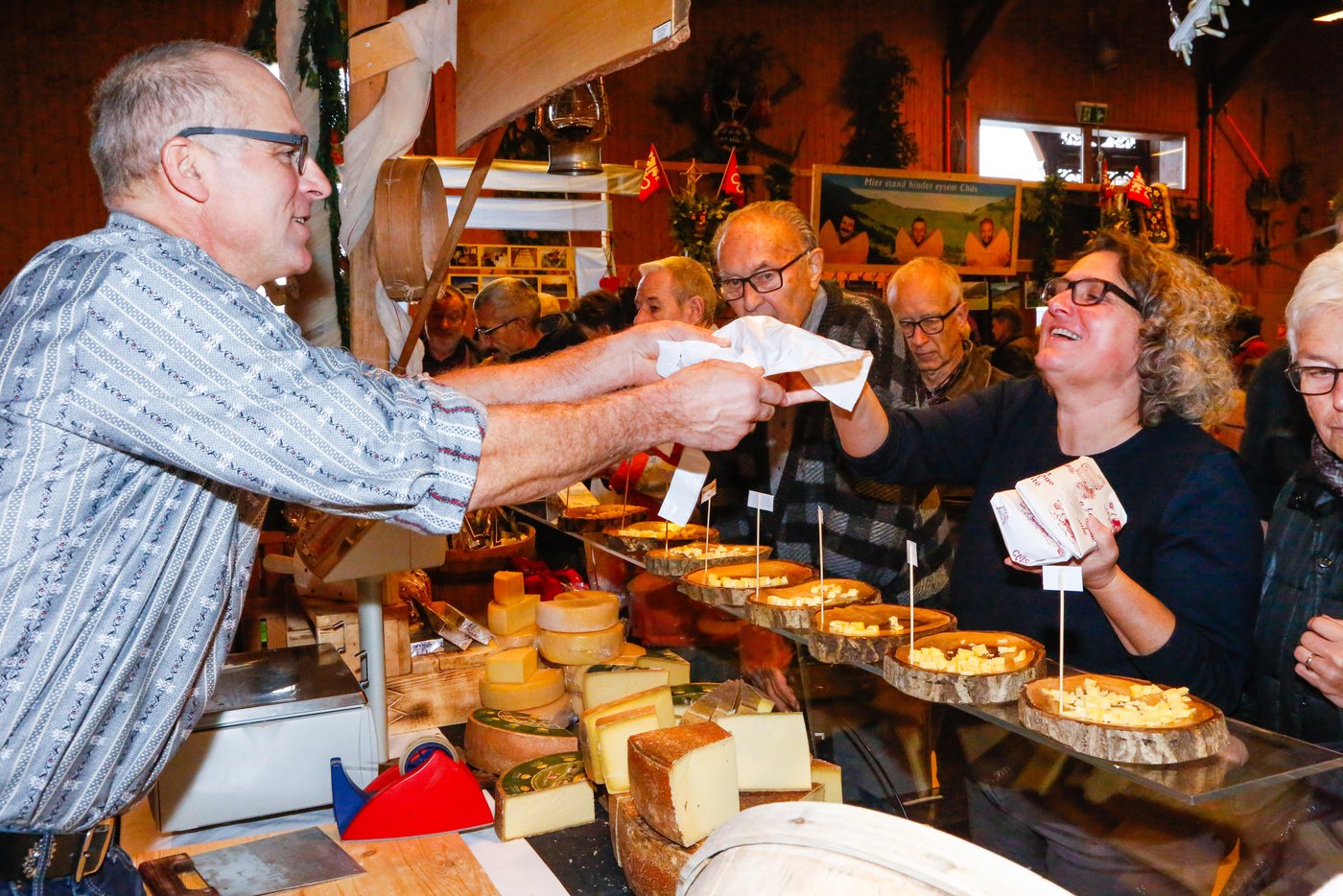 Besucherin Rita Bysäth (l.) kauft bei Paul Barmettler, Alp Bleiki NW, ein. (Bild Erika Rebsamen)