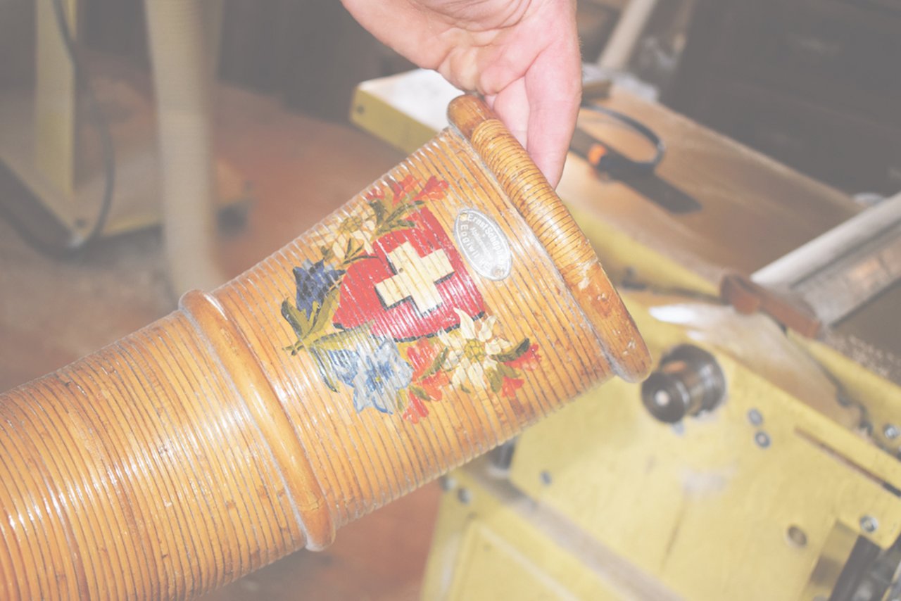 Die Sommerserie der Nordwestschweiz befasst sich auch mit der Alphornmacherei. Dieses Exemplar ist das älteste Alphorn, das auf dem Knubbel in Eggiwil entstanden ist. (Bild Daniela Joder) 