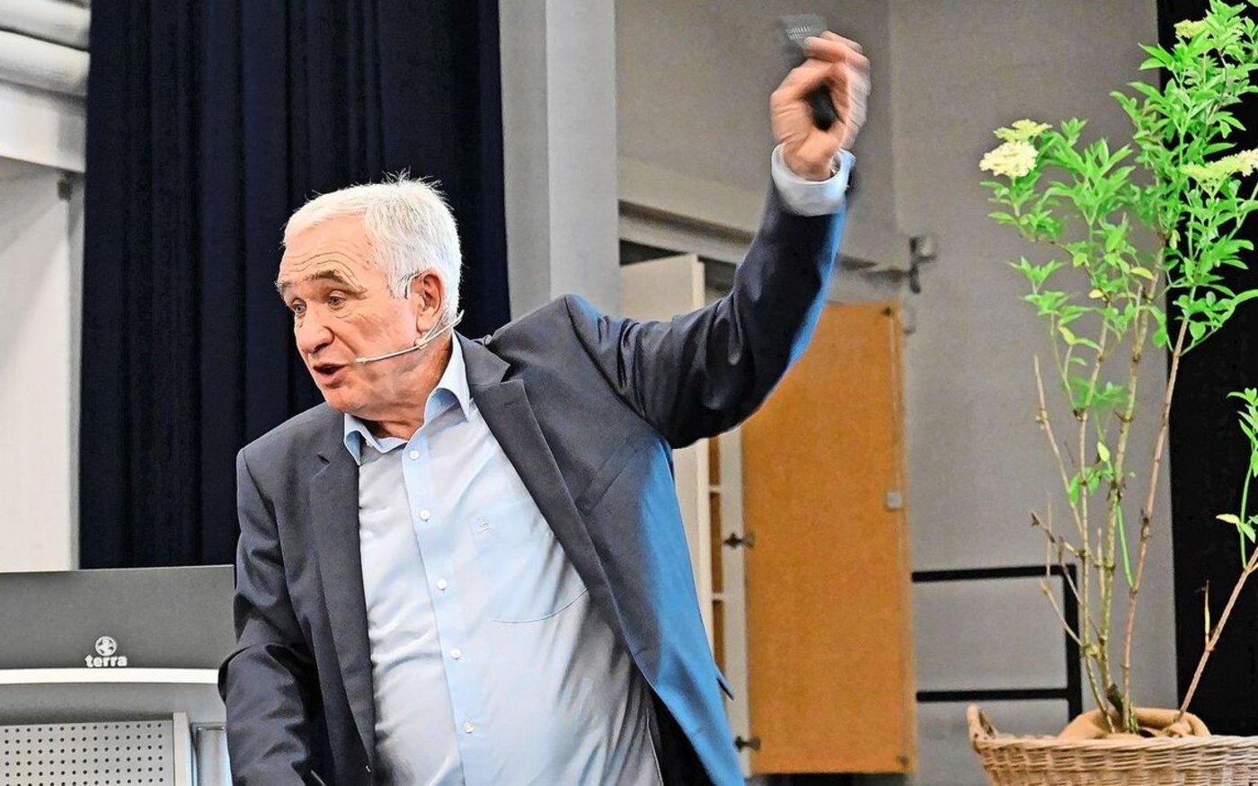 Energiegeladen und mit viel Humor erzählt Hanspeter Latour von seiner Leidenschaft für die Natur.