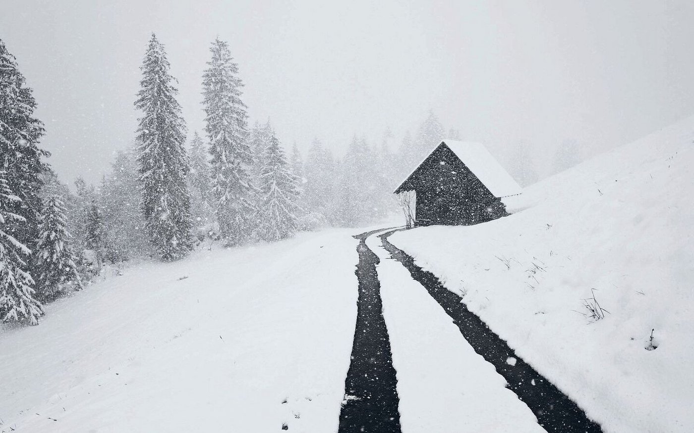 Eine der vielen Hütten in den Emmentaler Alpen, die Hänseli mit seinem Allradfahrzeug passiert.
