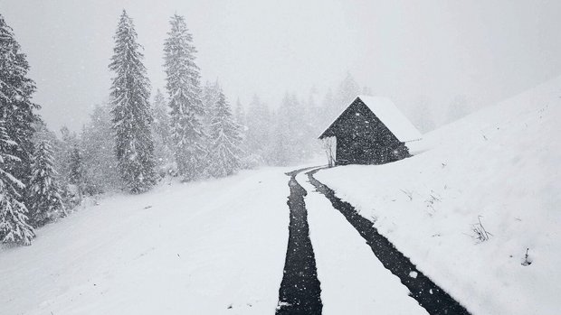 Eine der vielen Hütt Eine der vielen Hütten in den Emmentaler Alpen, die Hänseli mit seinem Allradfahrzeug passiert.
