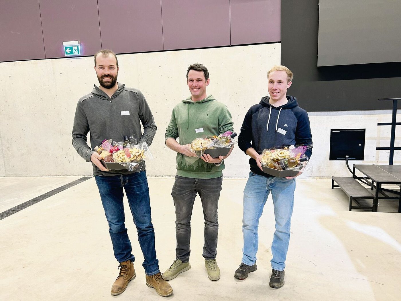 Für die besten Futterproben erhielten Bruno Rubin, Dominik Bühlmann und Simon Stucki  (v. l.) Geschenkkörbe.