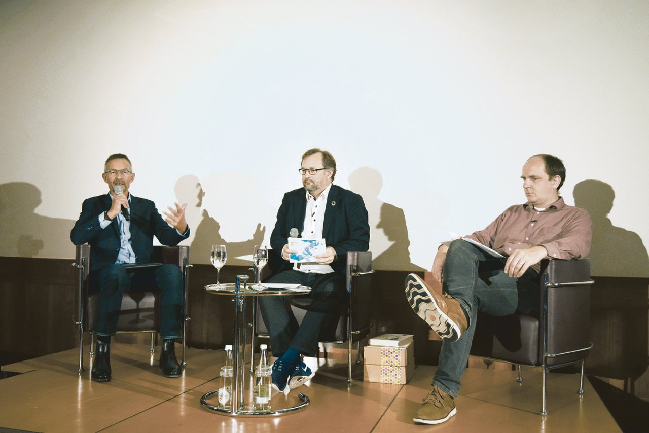 Urs Brändli, Mathias Forster und Tobias Bandel (v. l.) diskutierten über Chancen der Pestizidverbots-Initiative. (Bild Stefanie Giger)