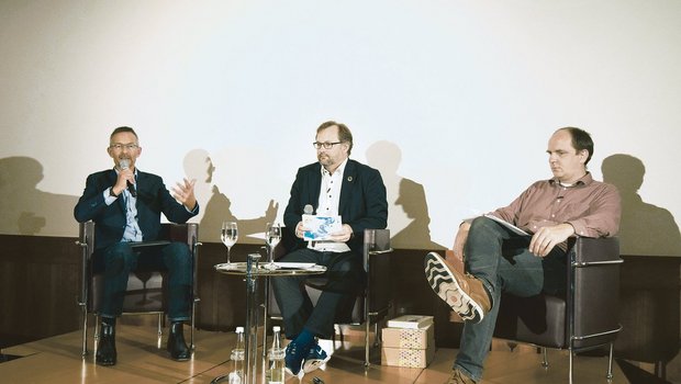 Urs Brändli, Mathias Forster und Tobias Bandel (v. l.) diskutierten über Chancen der Pestizidverbots-Initiative. (Bild Stefanie Giger)