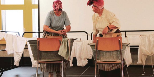 Das Putzen ist bei Sketches immer wieder ein beliebtes Thema, leider meist auf Kosten des Ansehens des Putzpersonals. Dabei kann Putzen durchaus auch jungen Frauen Spass machen und befriedigend sein. (Bild Benildis Bentolila)