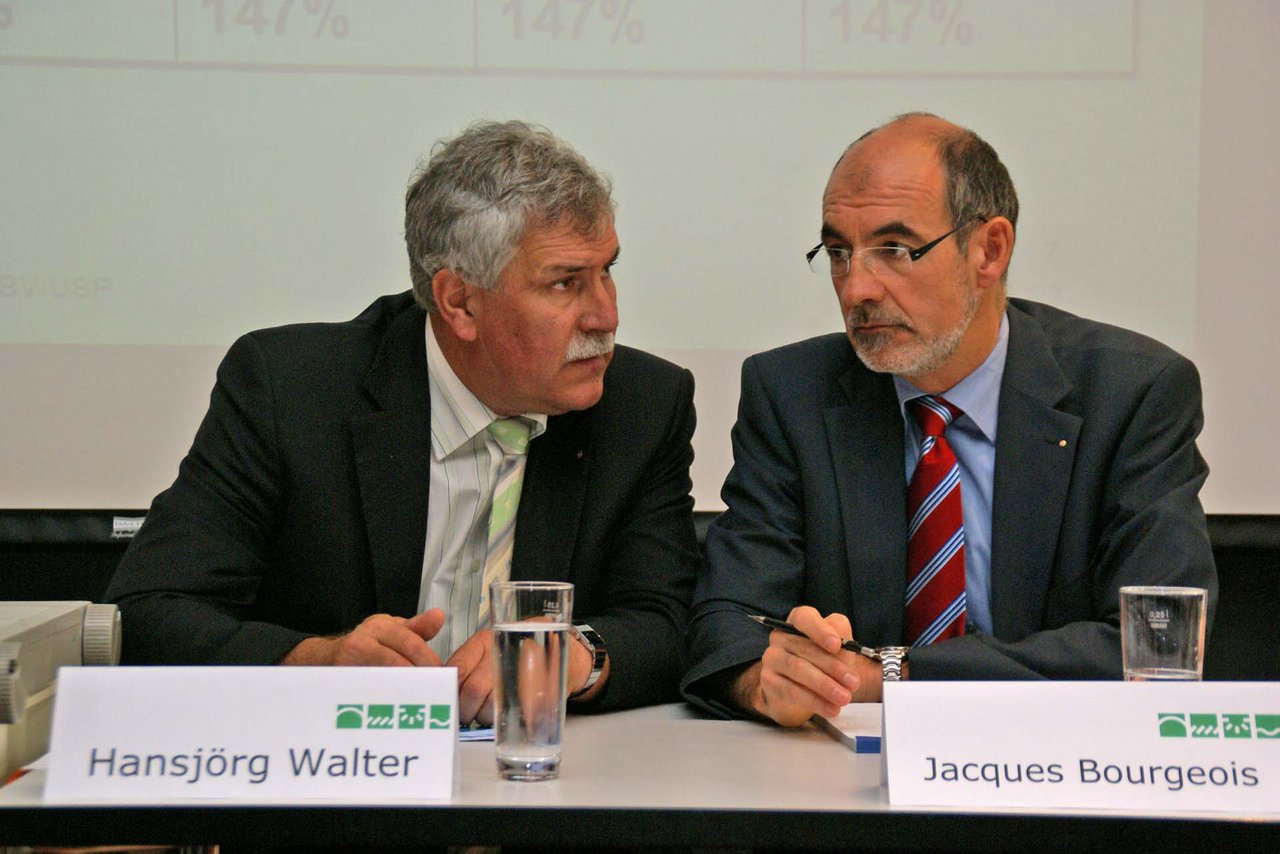 Der damalige SBV-Präsident Hansjörg Walter zusammen mit Direktor Jacques Bourgeois an einer Pressekonferenz im September 2008. (lid)