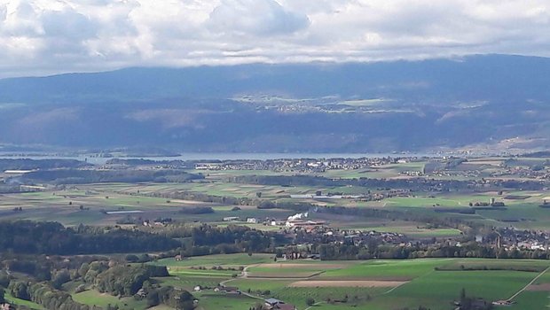 Die Zukunft der Böden des Drei-Seen-Lands, im Bild Blick vom Chutzenturm, Gemeinde Seedorf, Richtung Bielersee, ist ungewiss. (Bild aw)