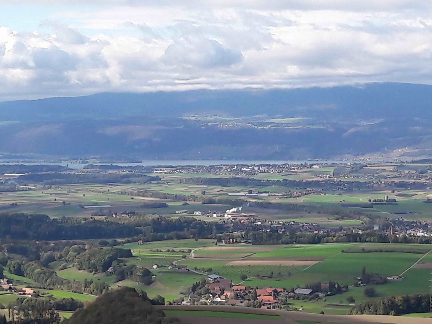 Die Zukunft der Böden des Drei-Seen-Lands, im Bild Blick vom Chutzenturm, Gemeinde Seedorf, Richtung Bielersee, ist ungewiss. (Bild aw)