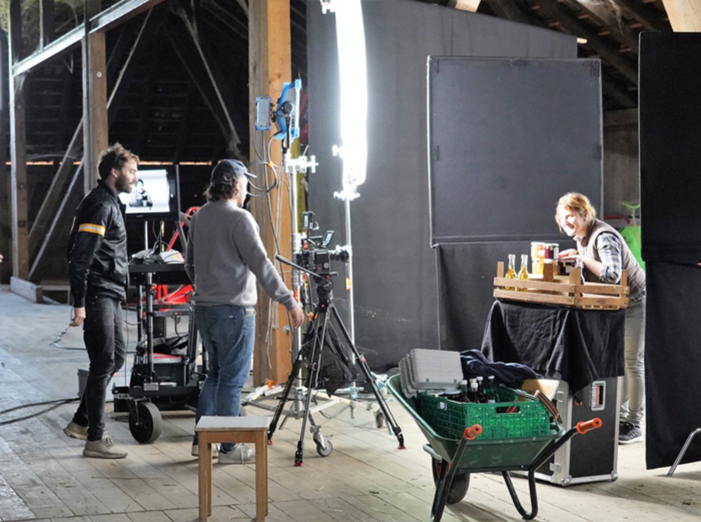 Rahel Osterwalder aus Aadorf TG posiert mit ihren Produkten. (Bild LID)