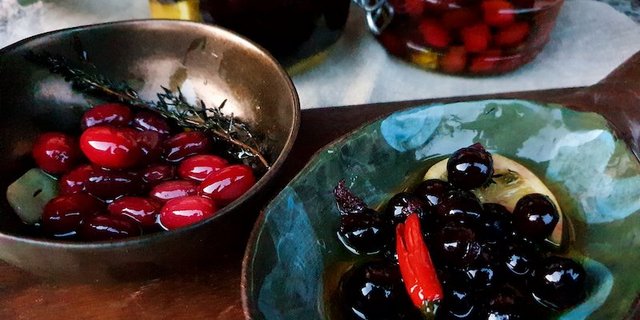 Echt schweizerisch: links falsche Oliven aus Kornelkirschen, rechts solche aus Schwarzdorn. Die eingemachten Wildfrüchte sehen nicht nur wie Oliven aus, sie schmecken auch so. (Bild Marie-Isabelle Bill)