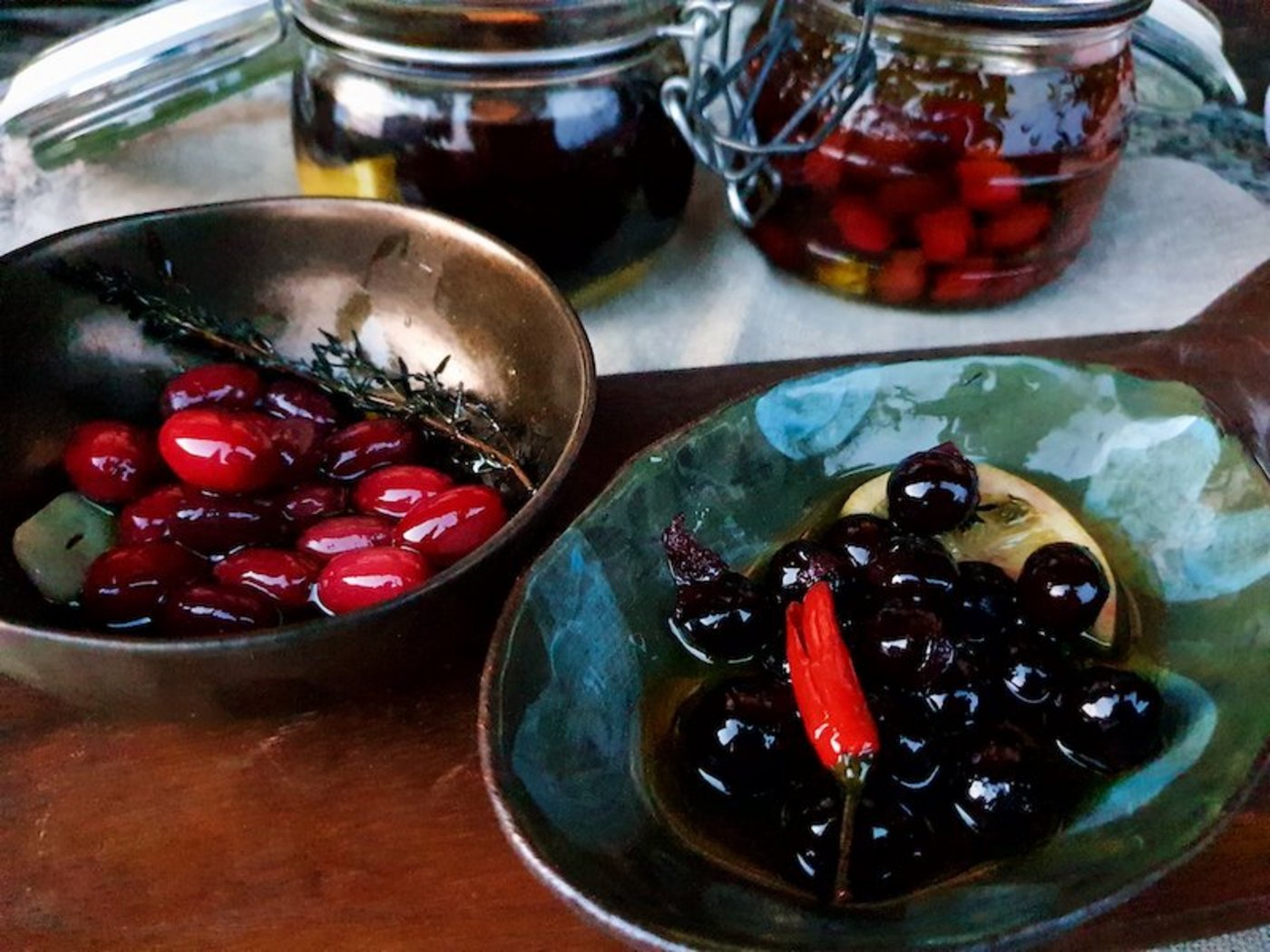 Echt schweizerisch: links falsche Oliven aus Kornelkirschen, rechts solche aus Schwarzdorn. Die eingemachten Wildfrüchte sehen nicht nur wie Oliven aus, sie schmecken auch so. (Bild Marie-Isabelle Bill)